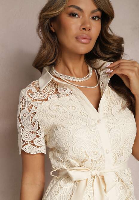 Jasnobeżowa Koronkowa Sukienka Koszulowa Midi z Paskiem Azariela