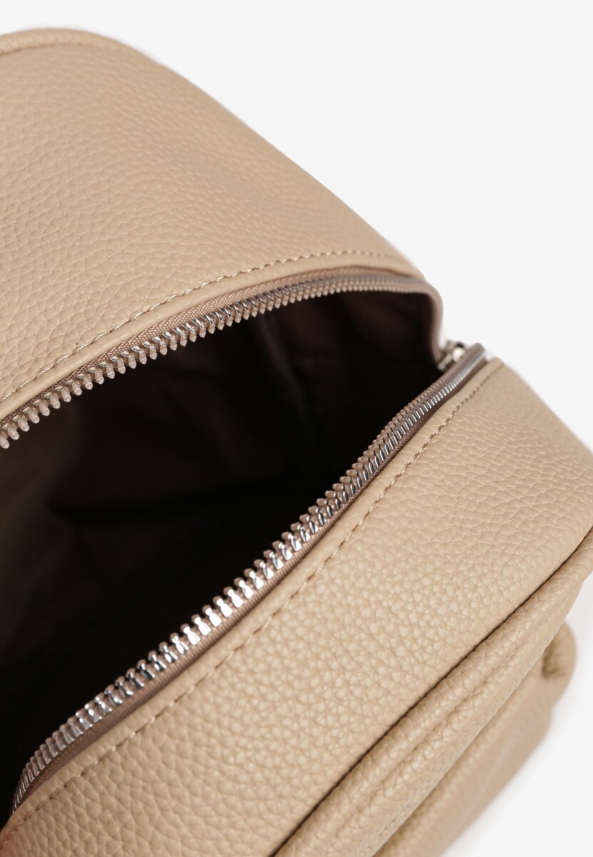 Ciemnobeżowy Mały Plecak z Kieszonką na Suwak i Ozdobnymi Napisami Iottasa