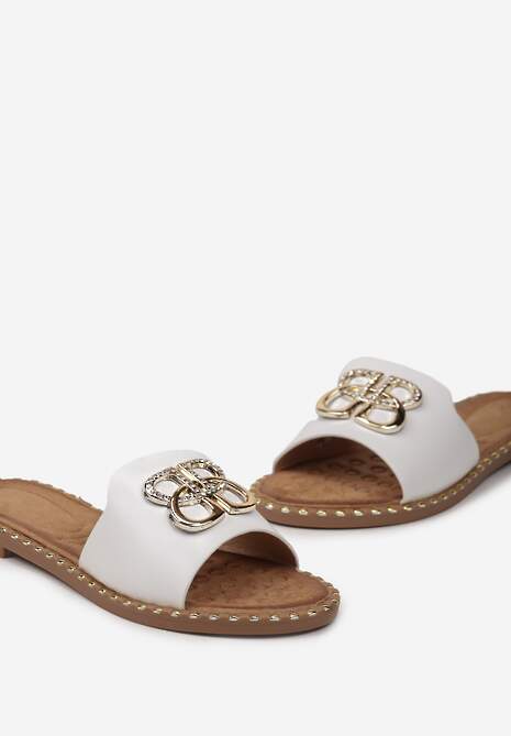 Białe Klapki na Pasku Metaliczna Ozdoba z Cyrkoniami Deruta