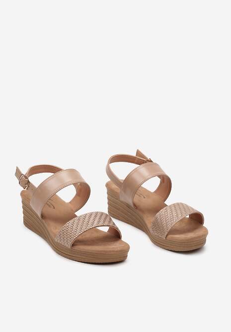 Ciemnobeżowe Sandały na Niewysokim Koturnie ze Sprzączką Garila