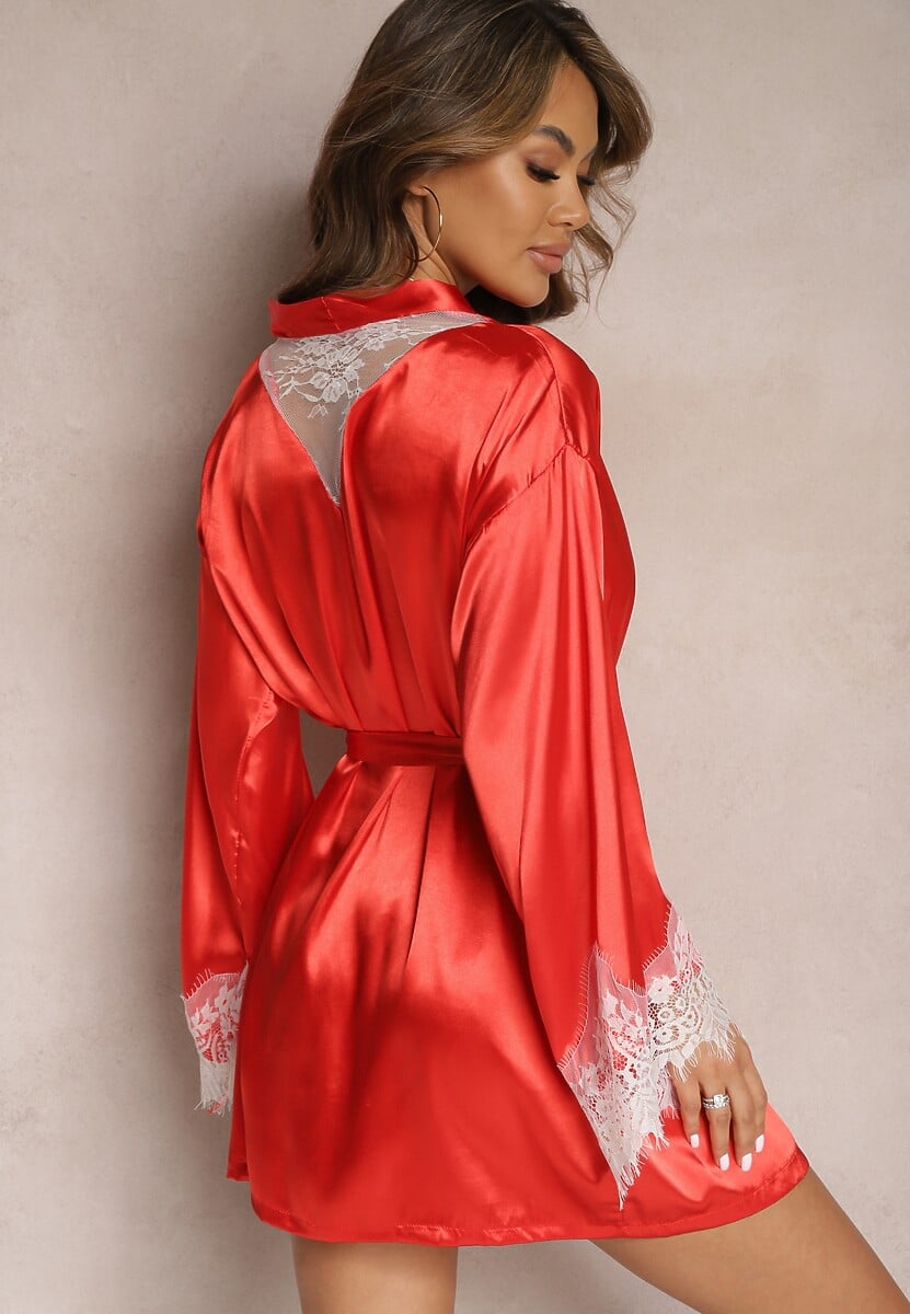Czerwony Satynowy Szlafrok z Koronką i Wiązanym Paskiem Pascalle
