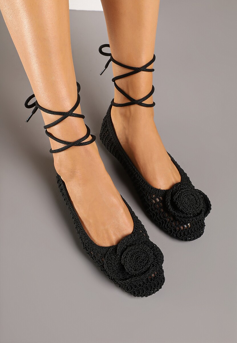 Czarne Balerinki z Ażurową Cholewką Ozdobione Kwiatem 3D Cleiria