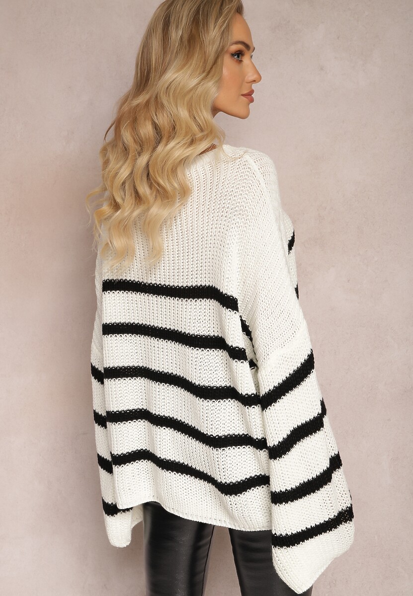 Biały Sweter z Dzianiny w Paski z Obszernymi Rękawami Gotara