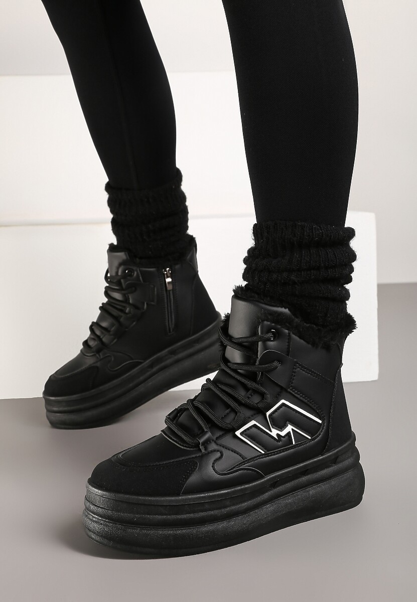 Czarne Sznurowane Sneakersy na Tłoczonej Platformie Ozdobione z Boku Aplikacją Neathalie