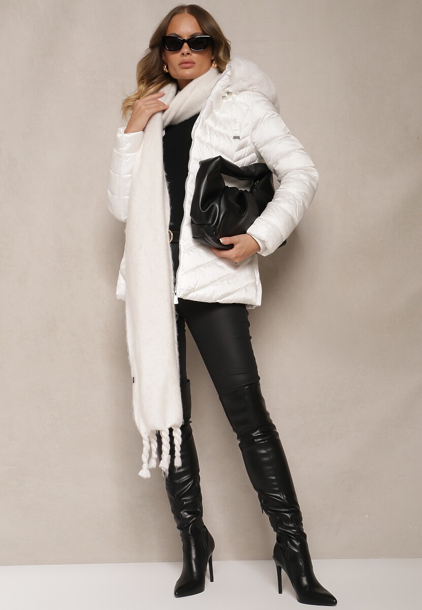 Biała Kurtka z Pikowanymi Przeszyciami i Kapturem z Futerkiem Podszyta Polarem Venessae