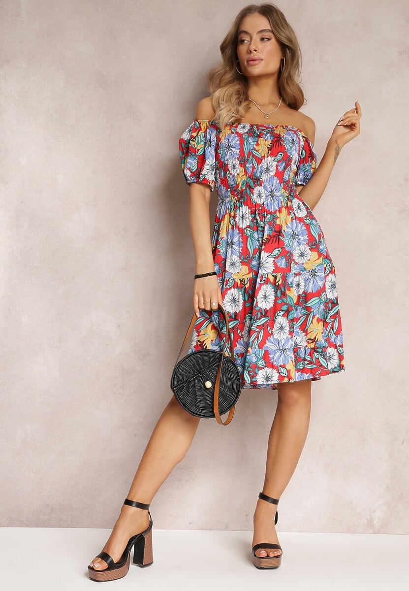 Czerwona Sukienka Mini z Hiszpańskim Dekoltem w Kwiatowy Wzór z Wiskozy Skygaze
