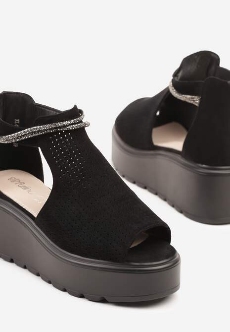 Czarne Sandały na Koturnie Ozdobione Perforacją i Cyrkoniami Sopassa