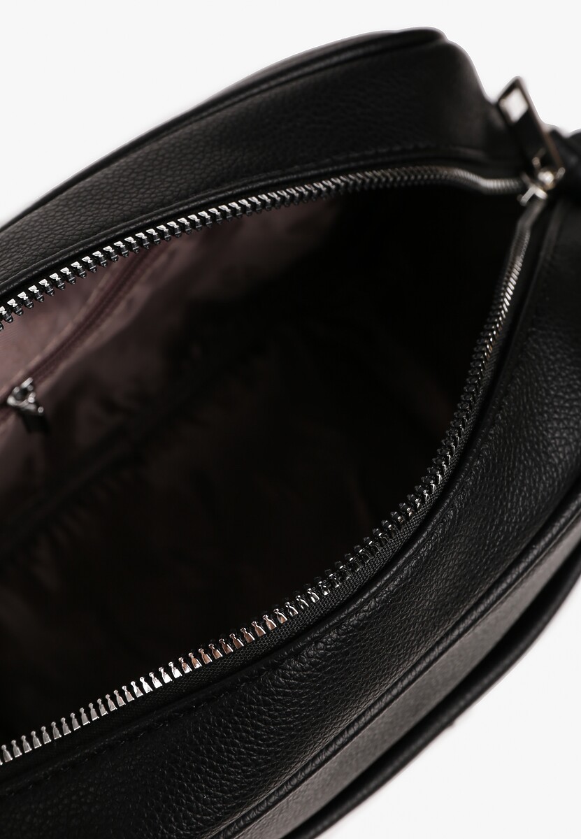 Czarna Torebka na Ramię Ozdobiona Metaliczną Aplikacją Nanithra