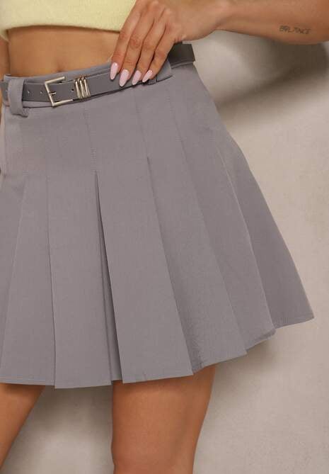 Szara Rozkloszowana Spódnica z Wiskozą z Podszewką Typu Szorty i Paskiem Sarista