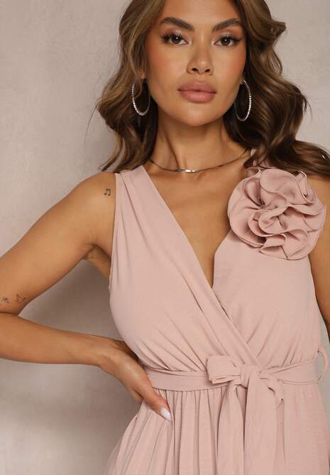 Różowa Koktajlowa Sukienka Plisowana z Kwiatową Broszką Paskiem i Gumką w Talii Viknna
