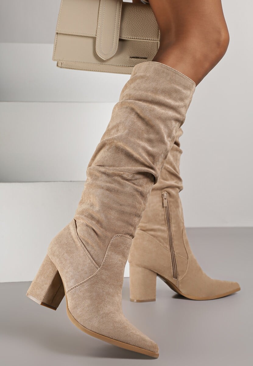 Ciemnobeżowe Kozaki na Słupku z Marszczoną Cholewką z Imitacji Zamszu Razialla