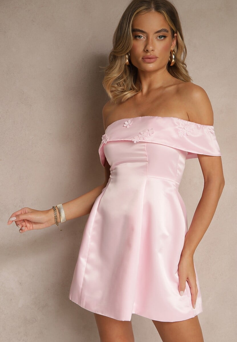 Różowa Sukienka Hiszpanka Vices z Satyny Zdobiona Aplikacjami Fenilune