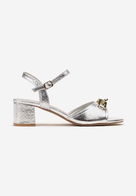 Srebrne Sandały ze Sprzączką i Ozdobnym Łańcuchem na Froncie Bahdsa