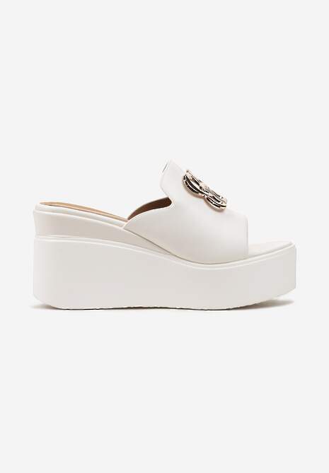 Białe Klapki Ozdobione Złotą Klamrą na Platformie i Koturnie Neonbia