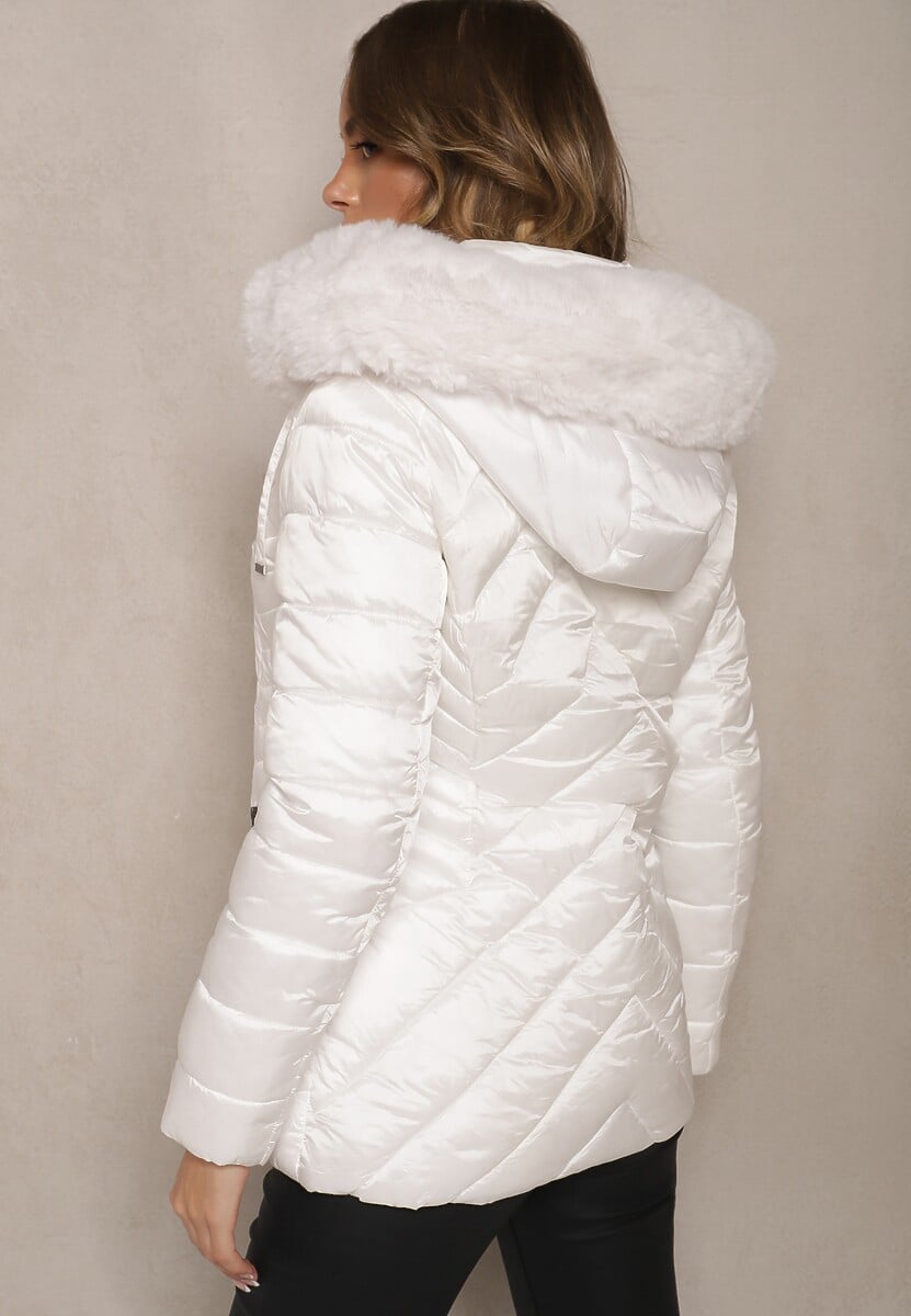 Biała Kurtka z Pikowanymi Przeszyciami i Kapturem z Futerkiem Podszyta Polarem Venessae