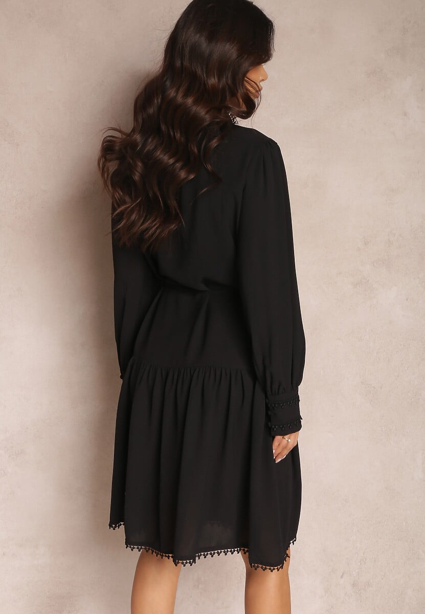Czarna Koszulowa Sukienka z Ażurowymi Tasiemkami i Stójką Chehi