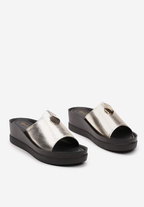 Złote Klapki na Niskim Koturnie z Metalicznym Połyskiem Frescoba