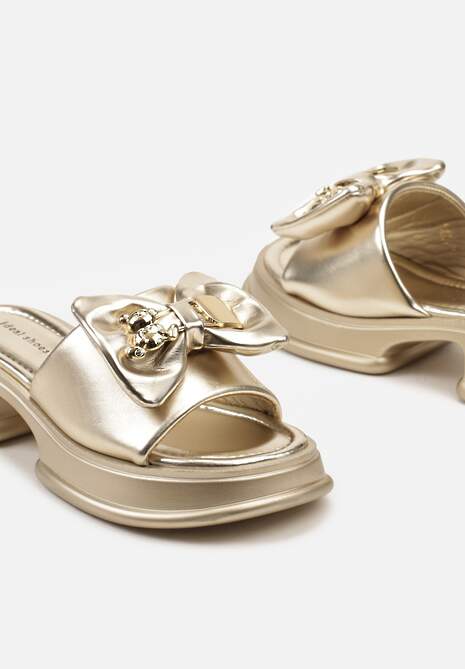 Złote Klapki na Niskiej Platformie z Wycięciem Ozdobione Kokardą i Metaliczną Aplikacją Horissa