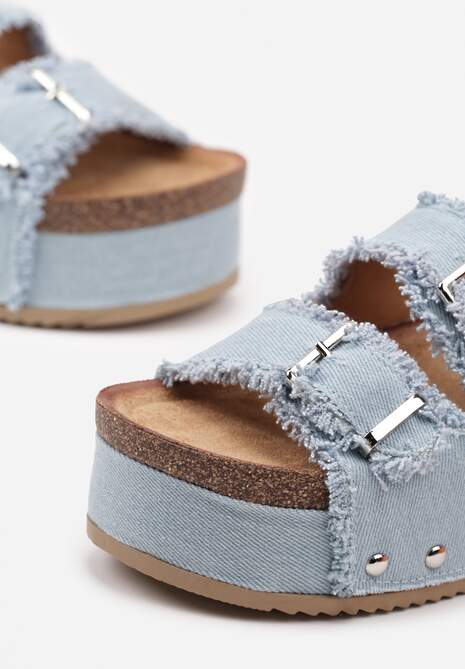 Jasnoniebieskie Klapki na Platformie z Korka z Postrzępionymi Paskami Klamrami i Nitami Zelirene