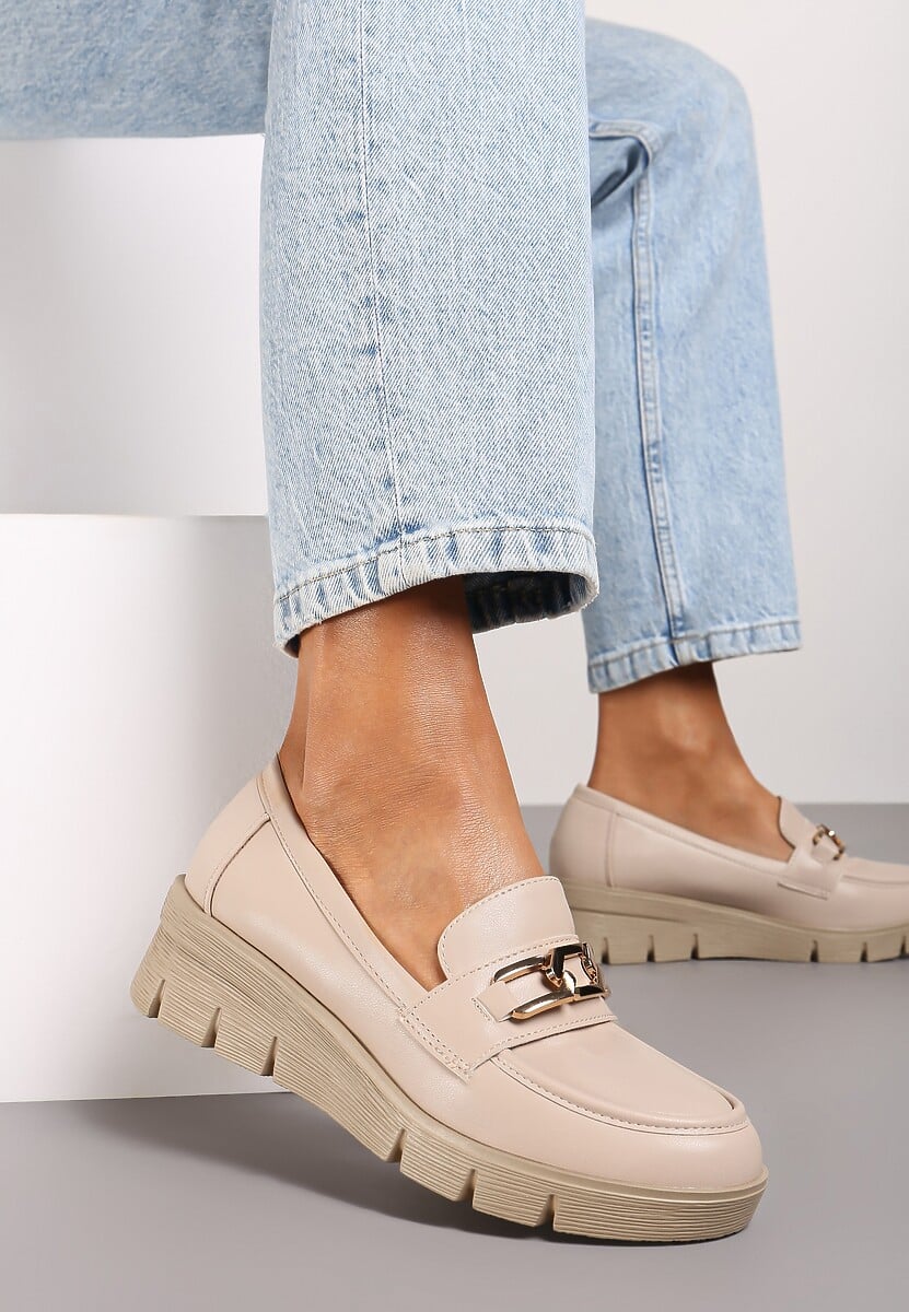 Beżowe Półbuty Mokasyny na Koturnie z Tłoczeniem i Wkładką ze Skóry Naturalnej i Łańcuchem Cariella