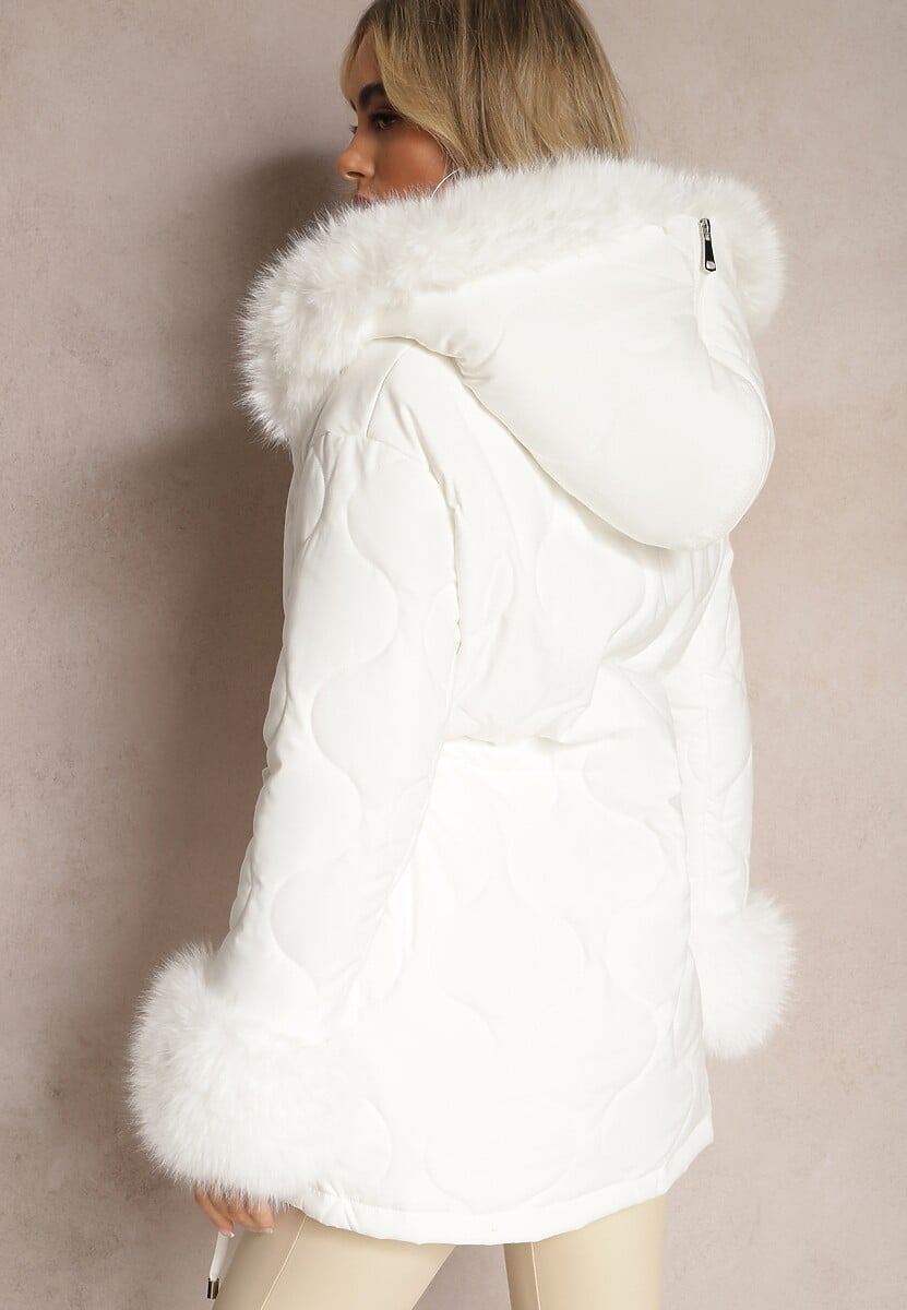 Biała Kurtka Zimowa z Szerokim Kapturem z Futerkiem i Troczkami w Pasie Anelri