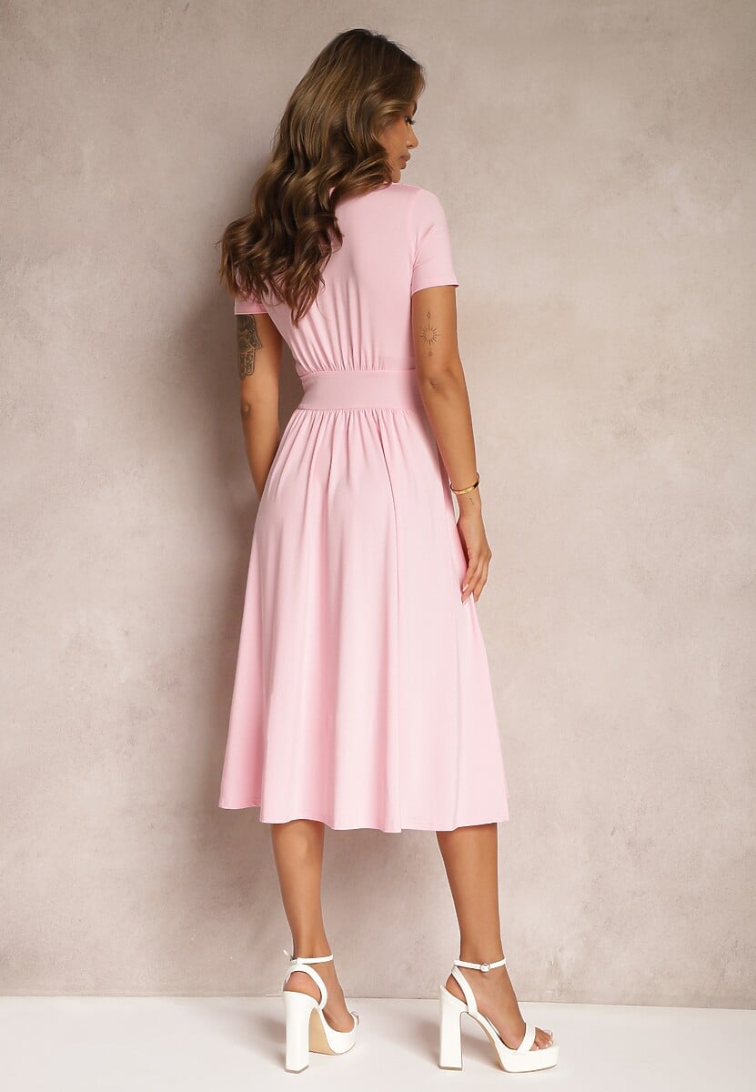 Różowa Sukienka Taliowana z Kopertowym Dekoltem o Rozkloszowanym Kroju Rimadea