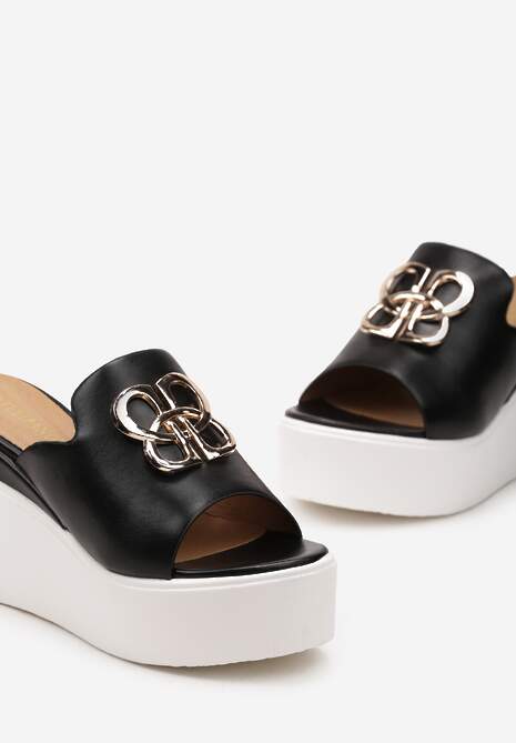 Czarne Klapki Ozdobione Złotą Klamrą na Platformie i Koturnie Neonbia
