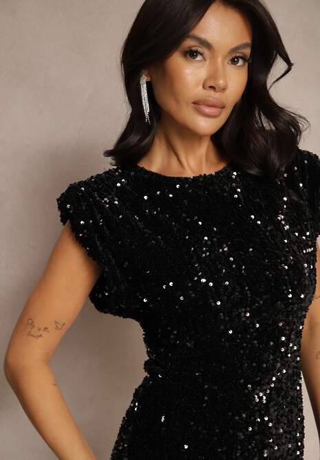 Czarna Koktajlowa Sukienka o Dopasowanym Kroju z Cekinami i Usztywnionymi Ramionami Borimi