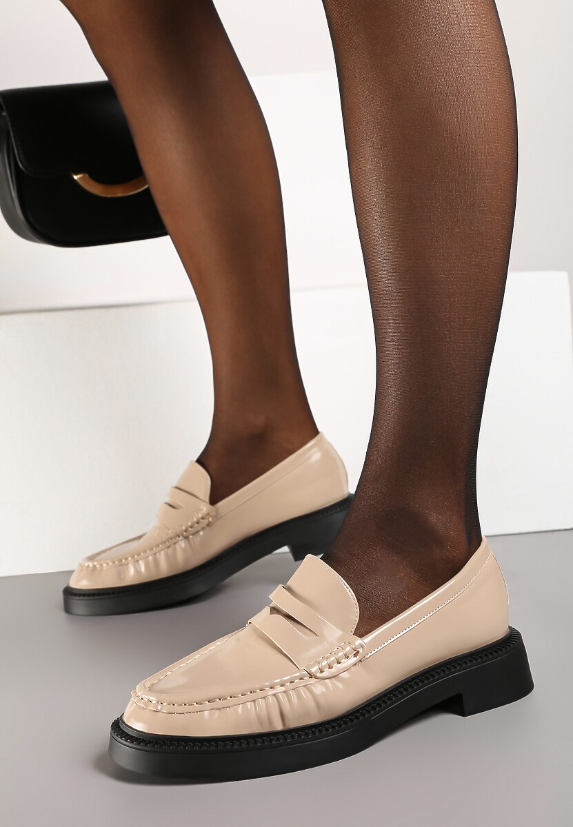 Beżowe Mokasyny z Lakierowanym Połyskiem Ozdobnie Marszczone Neathriel