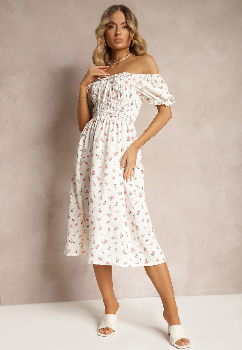 Biało-Zielona Kwiecista Sukienka Hiszpanka z Marszczonym Dekoltem i Falbanką Claperia