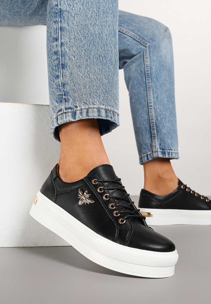 Biało-Czarne Skórzane Sneakersy na Grubej Podeszwie z Przeszyciami i Broszką Nirnile