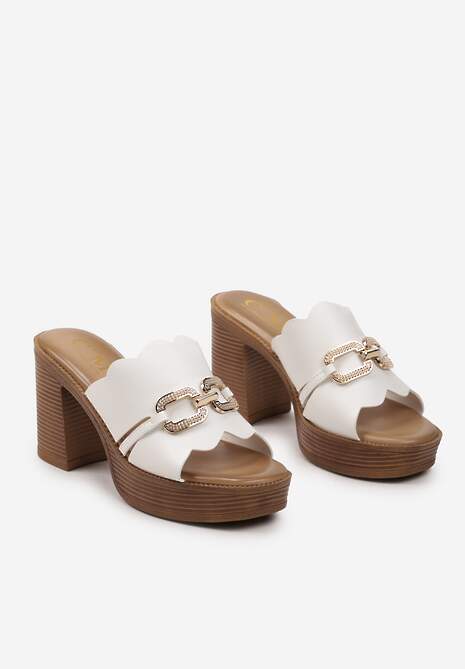 Białe Klapki Ozdobione Klamrą z Cyrkoniami na Platformie i Słupku Acrida