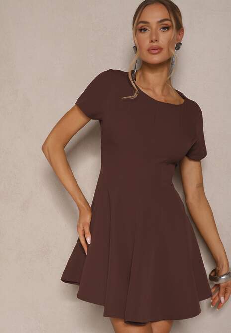 Brązowa Sukienka o Rozkloszowanym Kroju na Krótki Rękaw Zdobiona Przeszyciami Mepiza