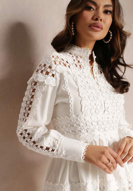 Biała Koronkowa Sukienka z Ozdobnym Dekoltem Sweeney