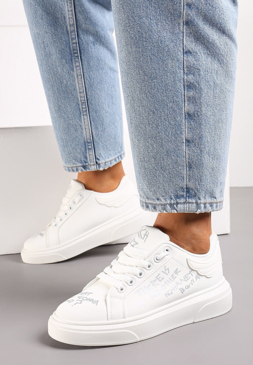 Biało-Srebrne Sneakersy z Napisami Graffiti i Odpinanym Brelokiem z Uśmiechniętą Emotką Fawnitte