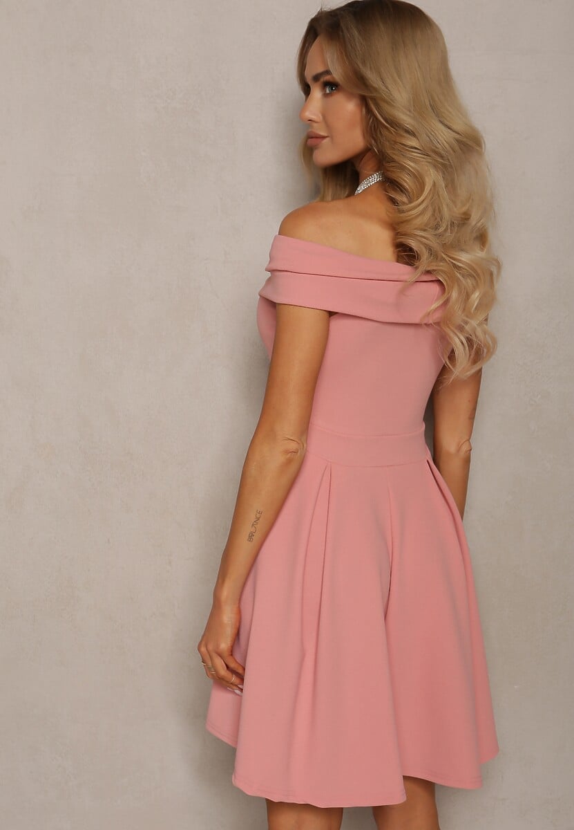 Różowa Rozkloszowana Sukienka z Dekoltem w Łódkę Cerania