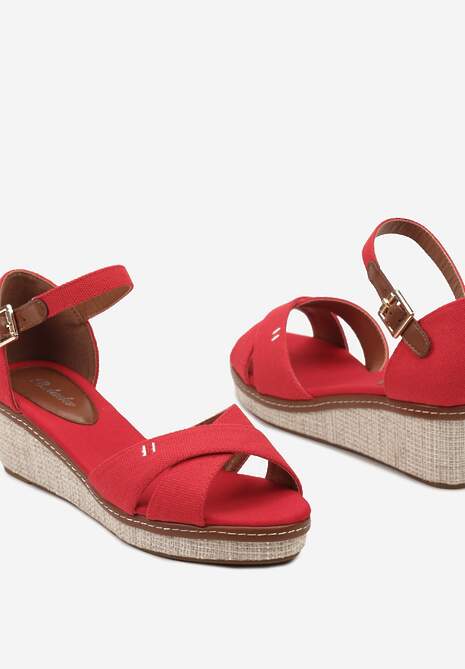 Czerwone Sandały na Koturnie z Ozdobną Plecionką Zapinane na Sprzączkę Gwendes