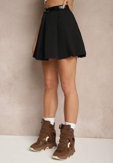 Czarna Spódnica o Rozkloszowanym Kroju z Paskiem i Podszewką Typu Szorty Serivenna