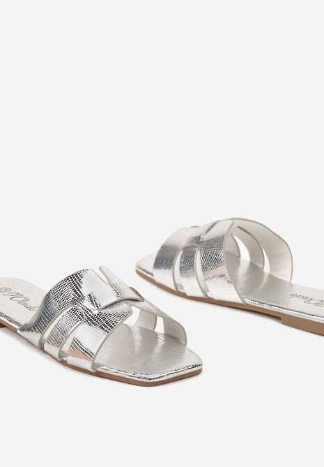 Srebrne Klapki z Płaską Podeszwą i Wycięciami na Szerokim Pasku Gamilia