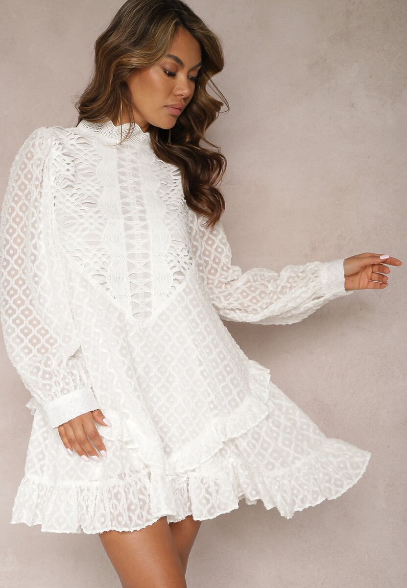 Biała Ażurowa Sukienka Mini o Rozkloszowanym Fasonie z Falbankami Beline