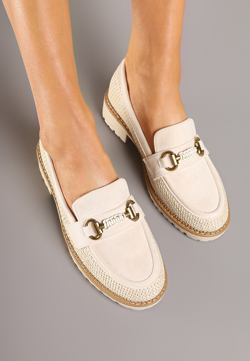 Beżowe Mokasyny z Metaliczną Ozdobą i Plecioną Cholewką z Rafii Ralzivia