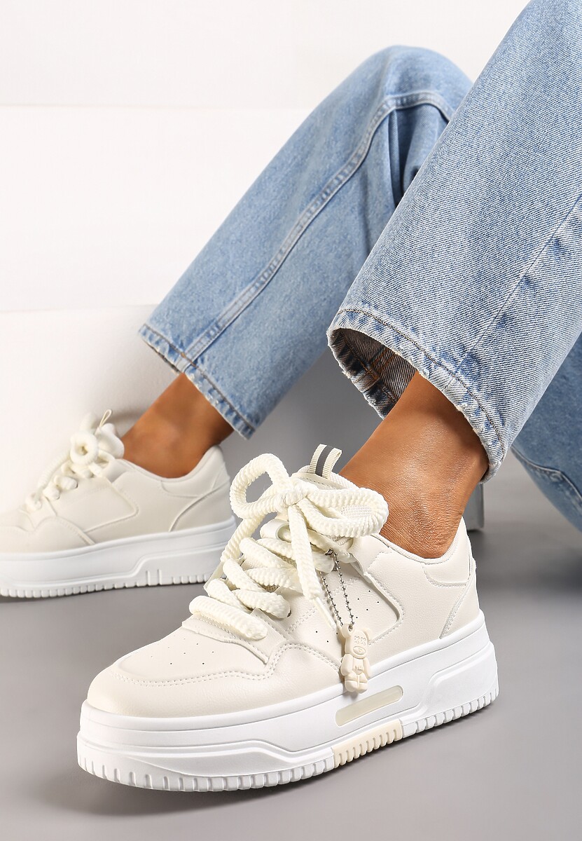 Beżowe Sneakersy z Perforacją i Odczepianą Gumową Ozdobą Misia Ildeos