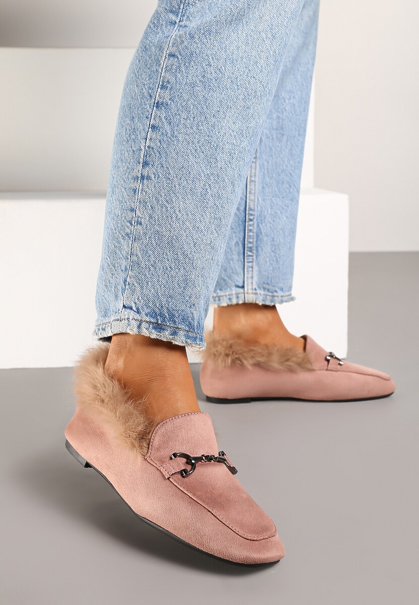 Jasnoróżowe Mokasyny na Płaskiej Podeszwie Ozdobione Klamrą i Futerkiem Sanindra