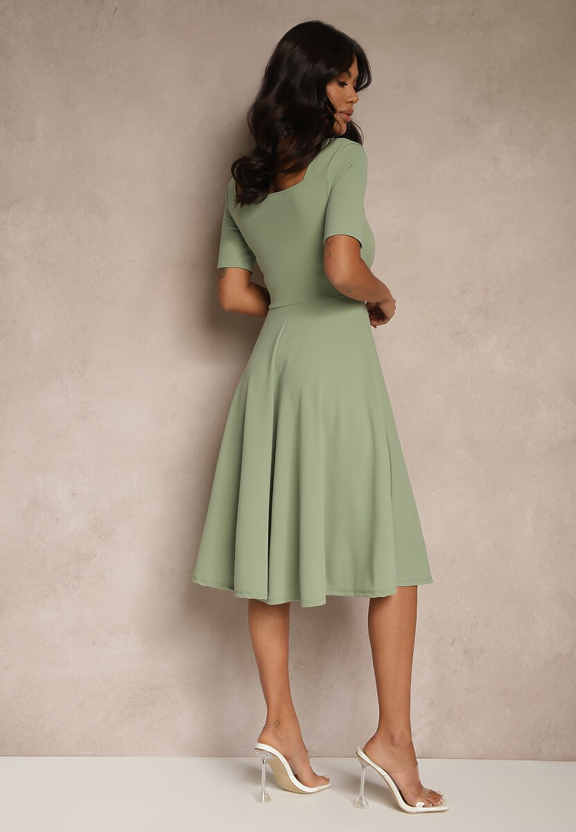 Jasnozielona Rozkloszowana Sukienka z Dekoltem w Serce Neriliane