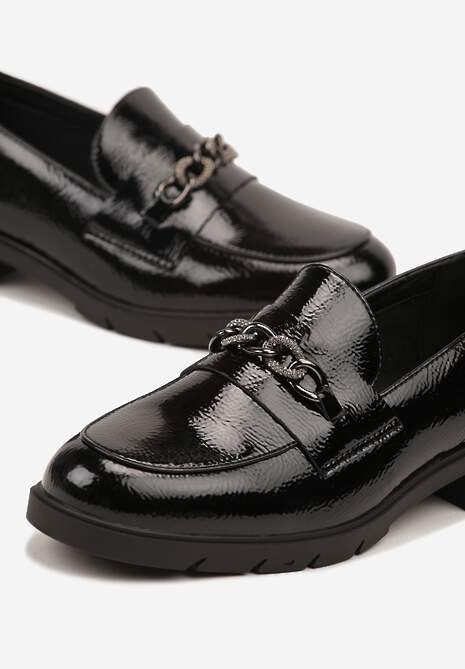 Czarne Mokasyny Lakierowane Ozdobione Metaliczną Aplikacją Bemoste