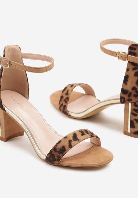 Panterkowe Sandały na Słupku Ozdobione Metalicznymi Aplikacjami Inarisa