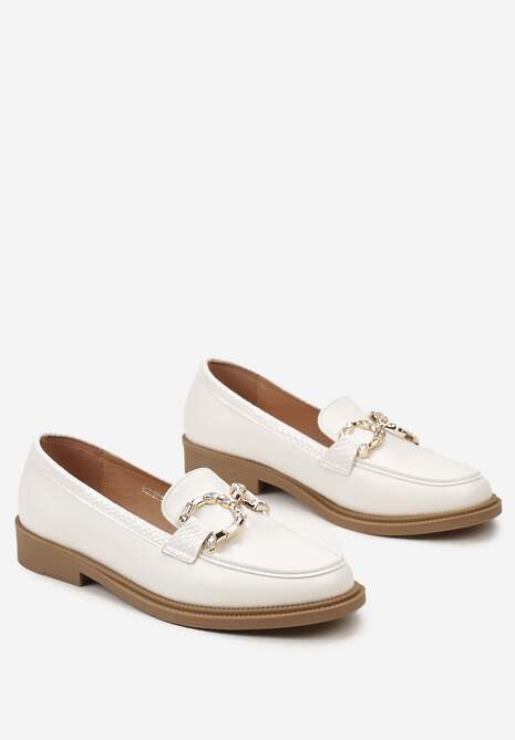 Białe Mokasyny z Ozdobnym Tłoczeniem i Aplikacją z Mieniących się Kamieni Berxia