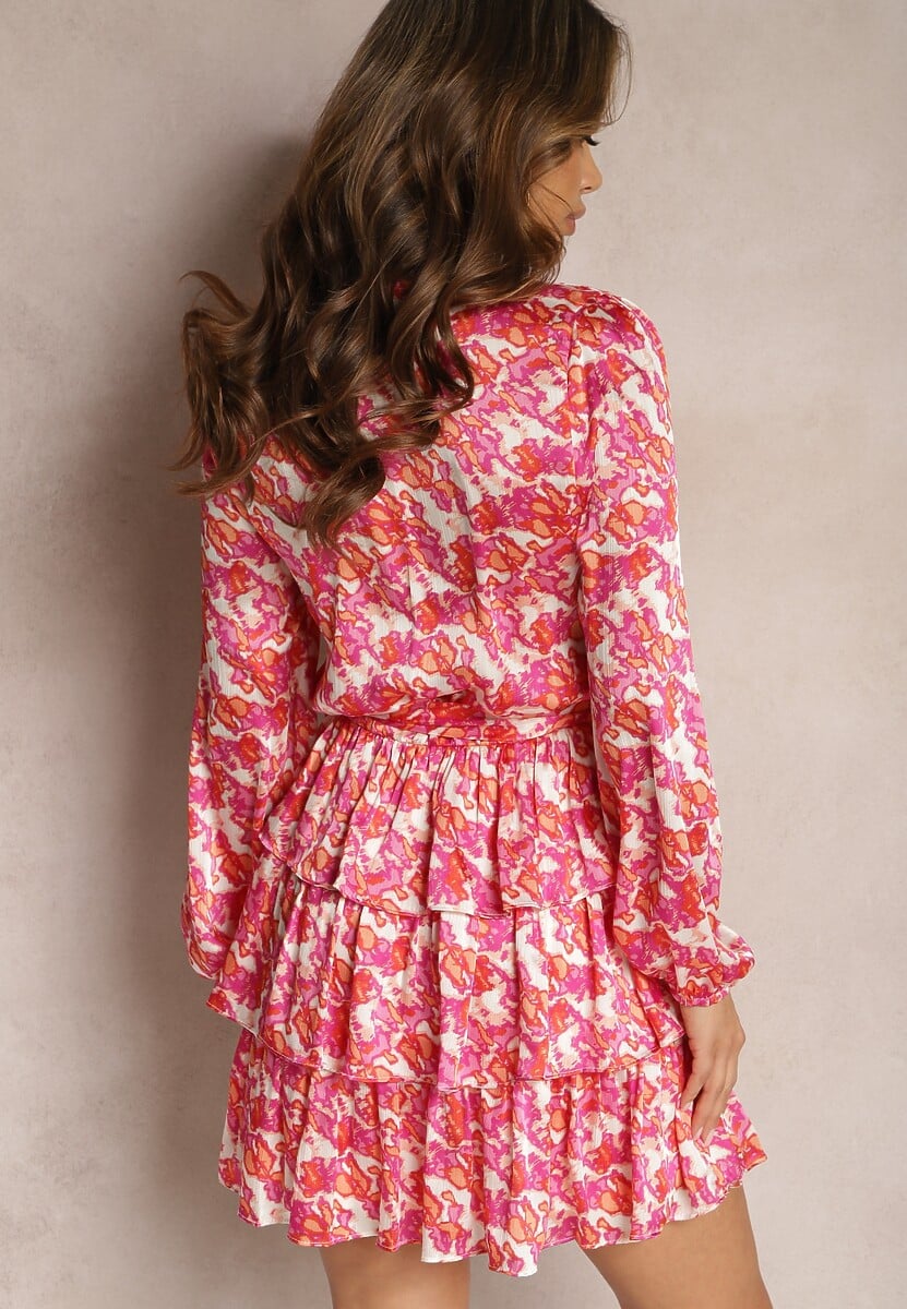 Różowa Kopertowa Sukienka Ozdobiona Falbankami i Abstrakcyjnym Wzorem Savonia