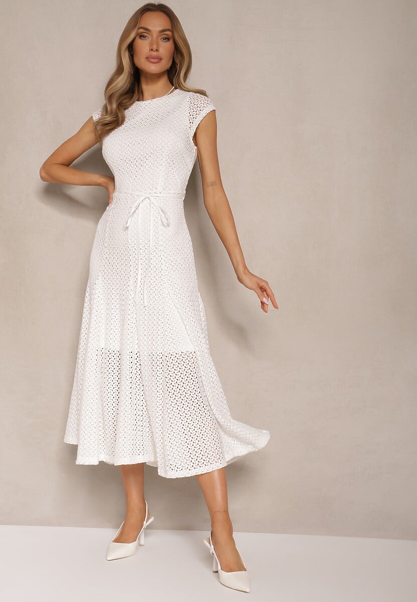 Czarna Ażurowa Sukienka o Rozkloszowanym Kroju Ozdobiona Paskiem Galorena