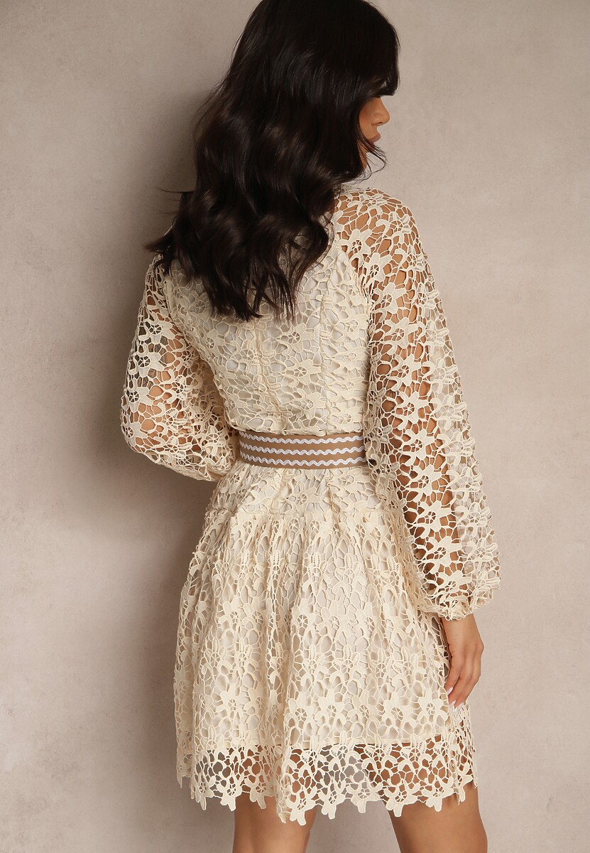 Jasnobeżowa Sukienka z Paskiem Monilla